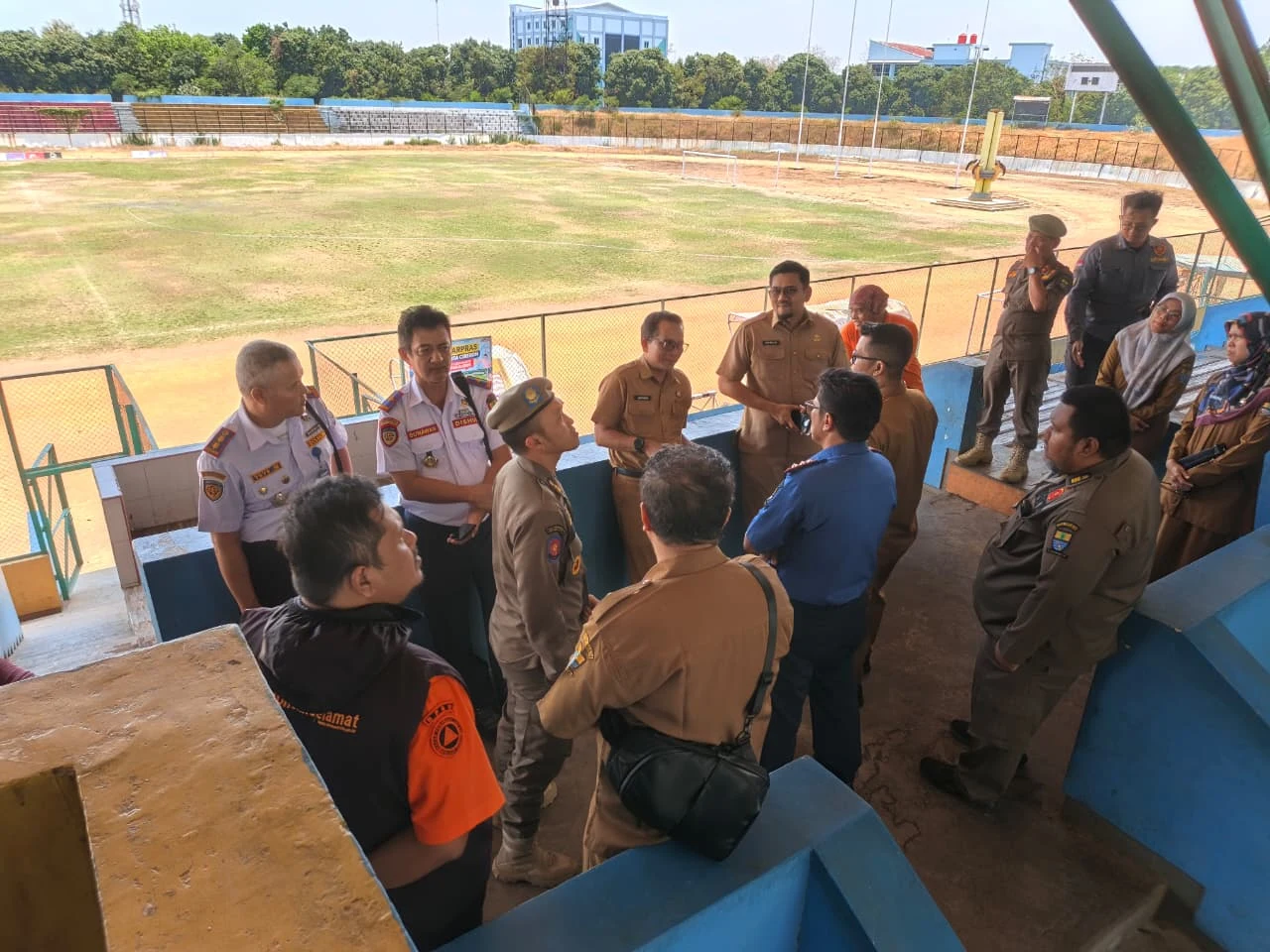 DISPORA Kota Cirebon Bersama Perangkat Daerah Laksanakan Survei dan Kerja Bakti di Stadion Bima Utama untuk Persiapan Apel Akbar Satlinmas